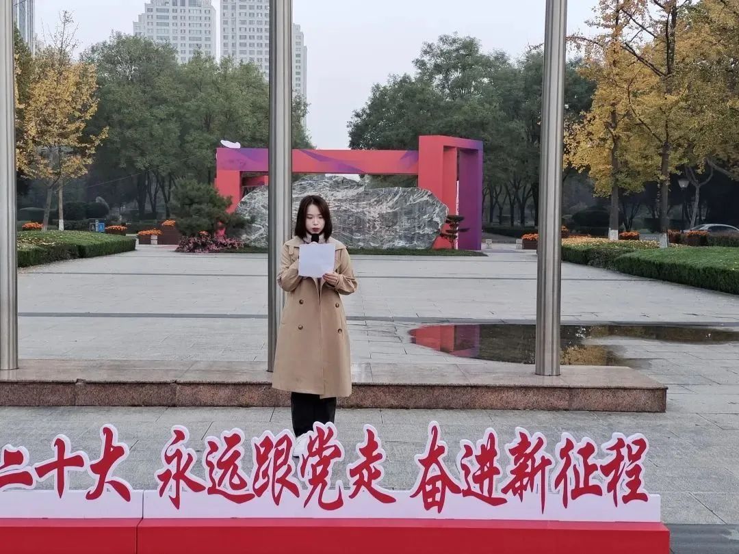 在升旗仪式的尾声阶段,入党积极分子们与国旗护卫队成员合影留念。 在升旗仪式的尾声阶段,入党积极分子们与国旗护卫队成员合影留念。